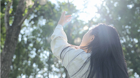 人像女孩触摸阳光唯美实拍