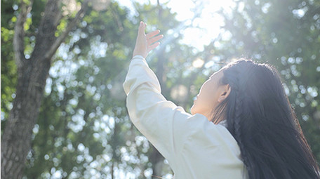 人像女孩触摸阳光唯美实拍