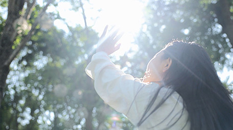 人像女孩触摸阳光唯美实拍