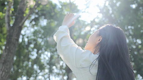 人像女孩触摸阳光唯美实拍