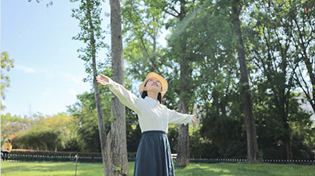 人像森系女孩感受自然阳光实拍