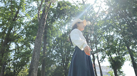 人像森系女孩感受自然阳光实拍