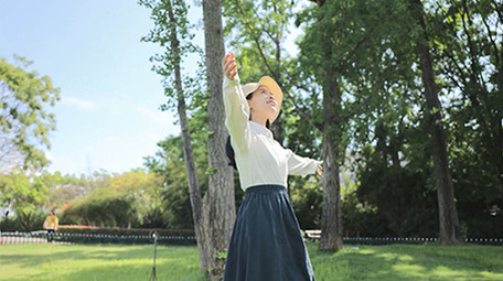 人像森系女孩感受自然阳光实拍