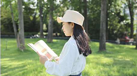 人像森系女孩户外看书学习实拍