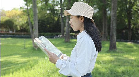 人像森系女孩户外看书学习实拍