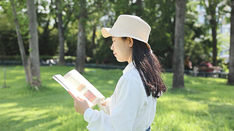 人像森系女孩户外看书学习实拍