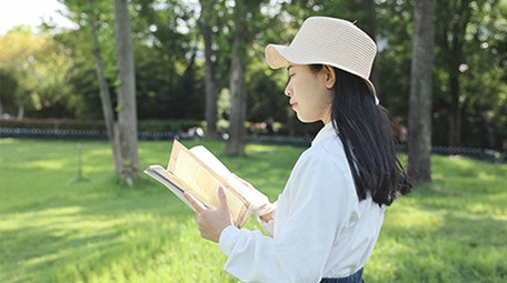 人像森系女孩户外看书学习实拍