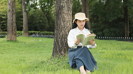 人像女孩户外树下看书学习实拍