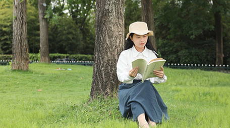 人像女孩户外树下看书学习实拍