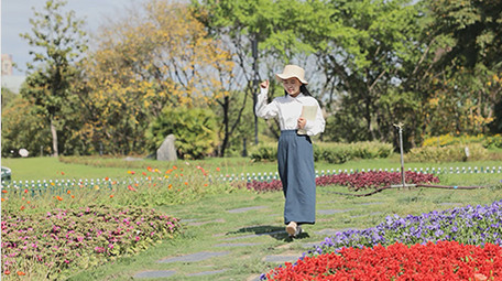 人像户外阅读微风吹拂书页实拍