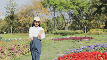 人像户外阅读微风吹拂书页实拍