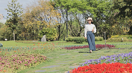 人像户外阅读微风吹拂书页实拍