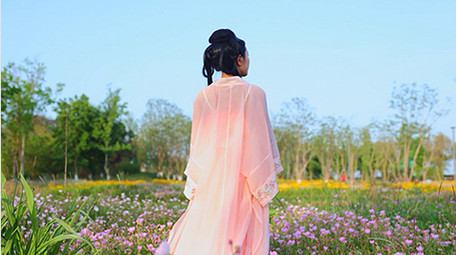 人像唯美风汉服女孩行走在花海实拍