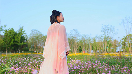 人像唯美风汉服女孩行走在花海实拍