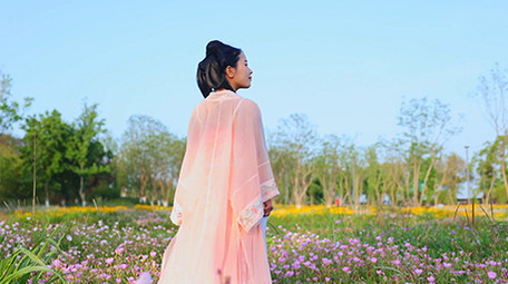 人像唯美风汉服女孩行走在花海实拍