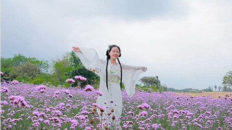 东方人像汉服女孩在花海转圈4K实拍