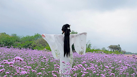 东方人像汉服女孩在花海转圈4K实拍