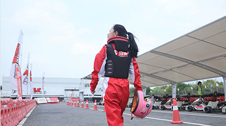 东方人像女孩潇洒行走背影实拍