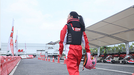 东方人像女孩潇洒行走背影实拍