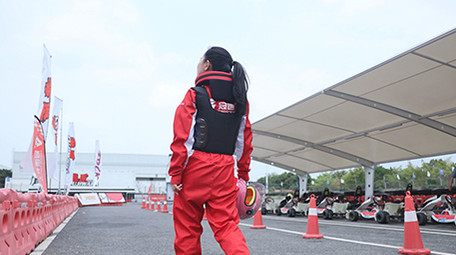 东方人像女孩潇洒行走背影实拍