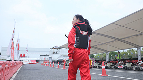 东方人像女孩潇洒行走背影实拍