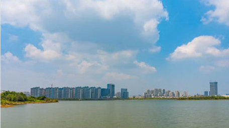 初夏城市湿地蓝天白云延时实拍