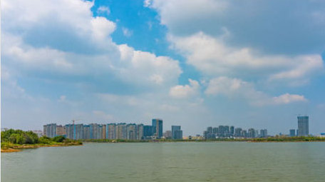 初夏城市湿地蓝天白云延时实拍