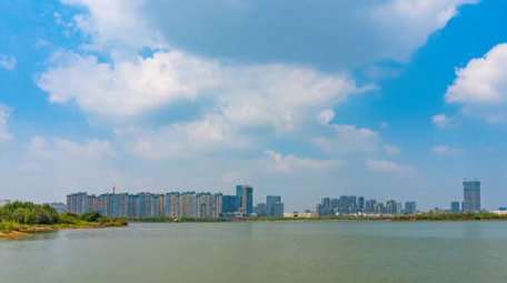 初夏城市湿地蓝天白云延时实拍