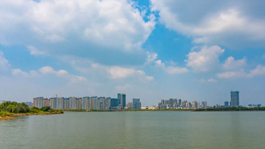 初夏城市湿地蓝天白云延时实拍