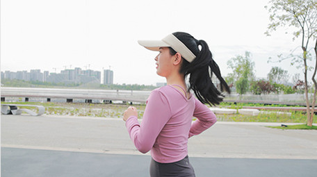 运动女孩在跑道上跑步4K实拍