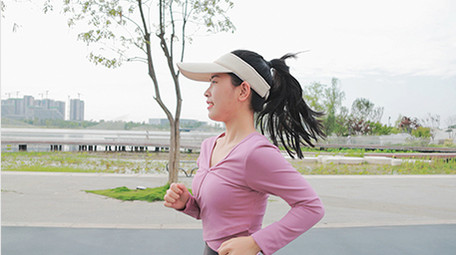 运动女孩在跑道上跑步4K实拍