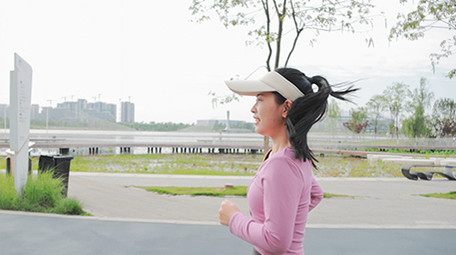 运动女孩在跑道上跑步4K实拍