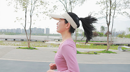 运动女孩在跑道上跑步4K实拍