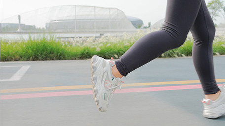 运动女孩跑步背影脚步4K实拍