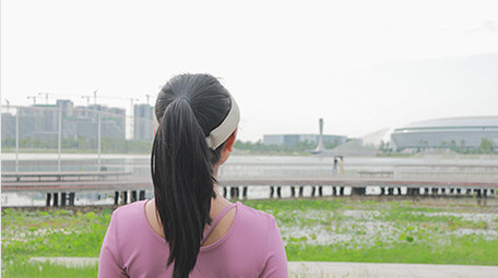 运动女孩跑步背影脚步4K实拍