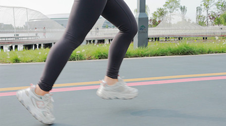 运动女孩跑步背影脚步4K实拍