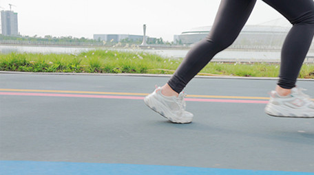 运动女孩跑步背影脚步4K实拍