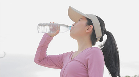 唯美运动女孩喝水4K实拍