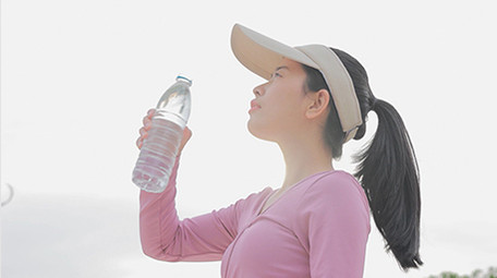 唯美运动女孩喝水4K实拍