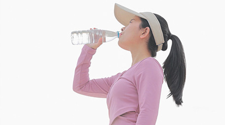 唯美运动女孩喝水4K实拍