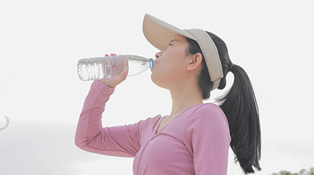 唯美运动女孩喝水4K实拍