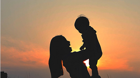 母婴亲子唯美夕阳剪影4K实拍