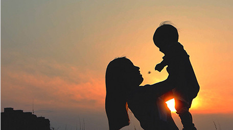 母婴亲子唯美夕阳剪影4K实拍