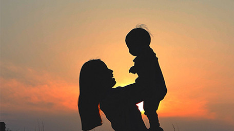 母婴亲子唯美夕阳剪影4K实拍