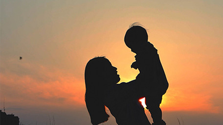 母婴亲子唯美夕阳剪影4K实拍