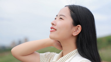 东方人像女孩感受大自然4K实拍