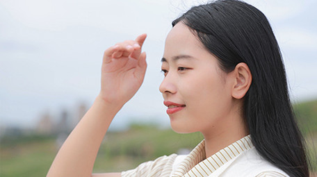 东方人像女孩感受大自然4K实拍