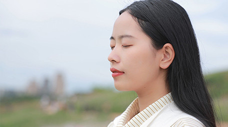 东方人像女孩感受大自然4K实拍