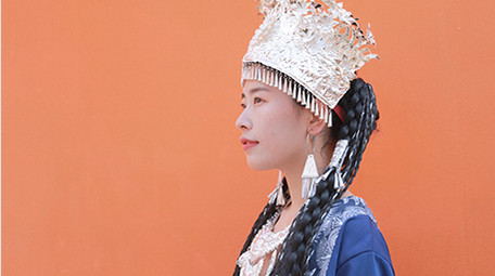 东方人像女孩抬头仰望天空实拍