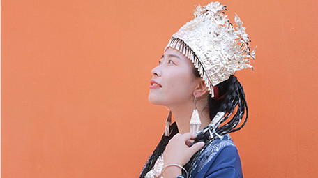 东方人像女孩抬头仰望天空实拍